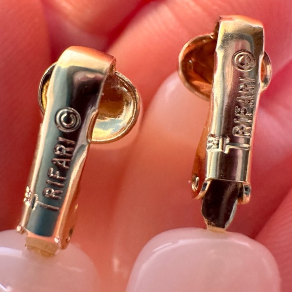 Vintage Crown Trifari light pink lucite oval hoop clip on earrings - Picture 2 of 5